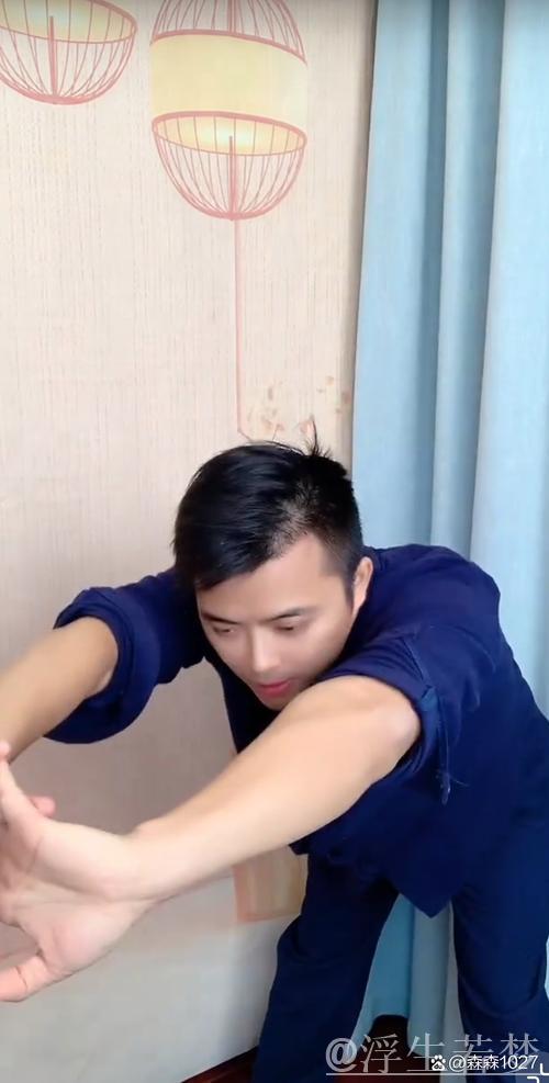 旋风翔哥挑战台湾网红馆长,被鞭腿击翻犹如旋转陀螺! 旋风翔哥挑战台湾网红馆长,被鞭腿击翻犹如旋转陀螺!